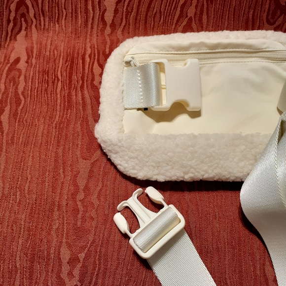 Lululemon Everywhere Athletica Fleece Belt Bag Ivory Trench Fanny Pack NWT - Picture 7 of 13